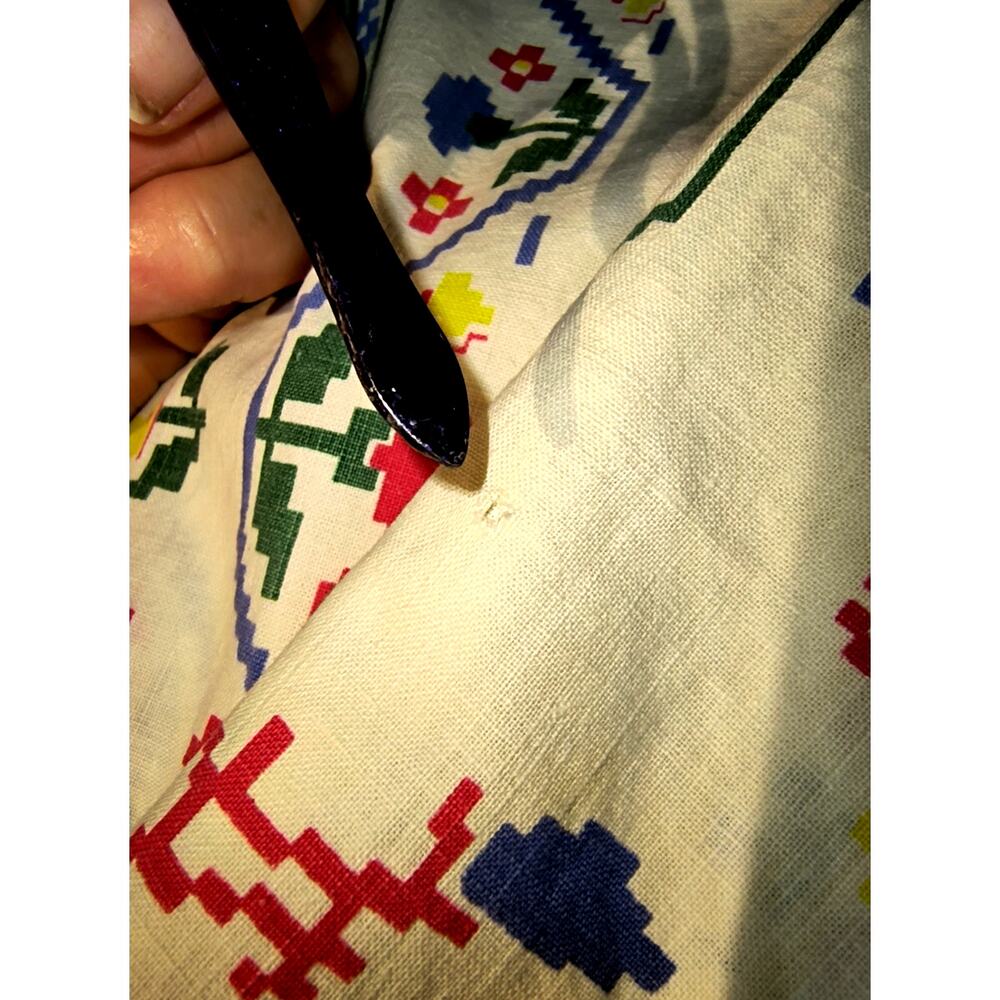 1625.  Tablecloth Cotton Patterned with Ric Rac Trim - Picture 6 of 6
